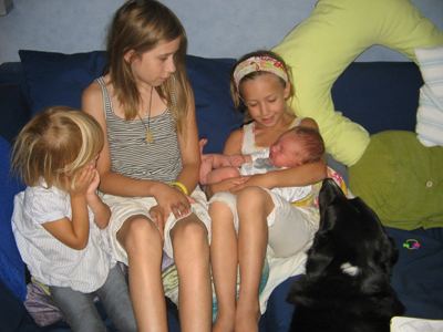 En vecka gammal och uppvaktad av "kusinerna" Sara, Vilma, Elsa och Lillebror